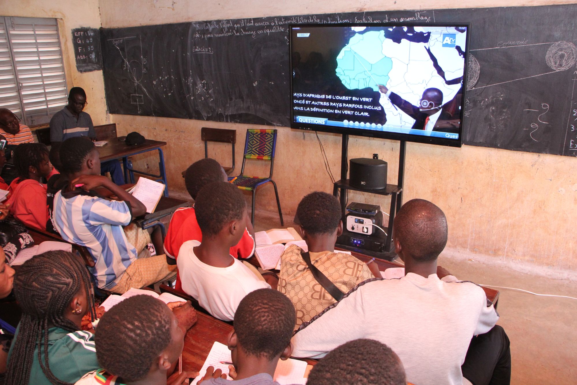 Classe suivant une leçon de géographie sur l’Afrique de l’Ouest diffusée en direct